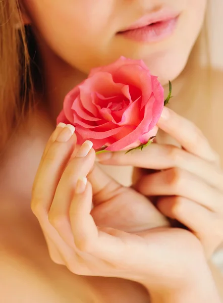 Close-up beeld van roze Franse manicure met roos — Stockfoto