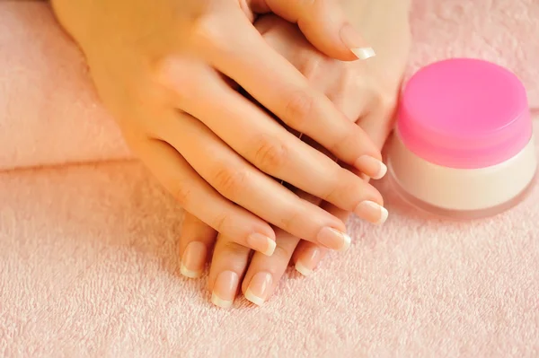 Belle mani di donna con crema — Foto Stock