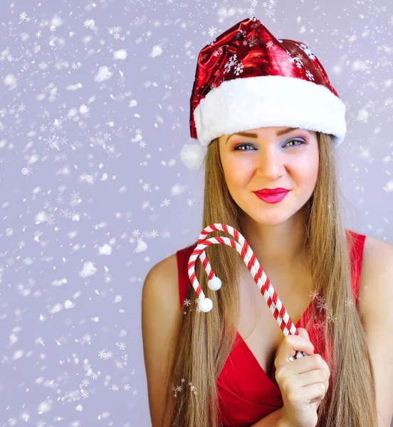 Schöne junge Frau mit Weihnachtsmann-Hut — Stockfoto