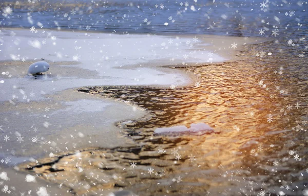 Ein Eis, das im Winter auf dem Wasser schwimmt, Sonnenuntergang — Stockfoto