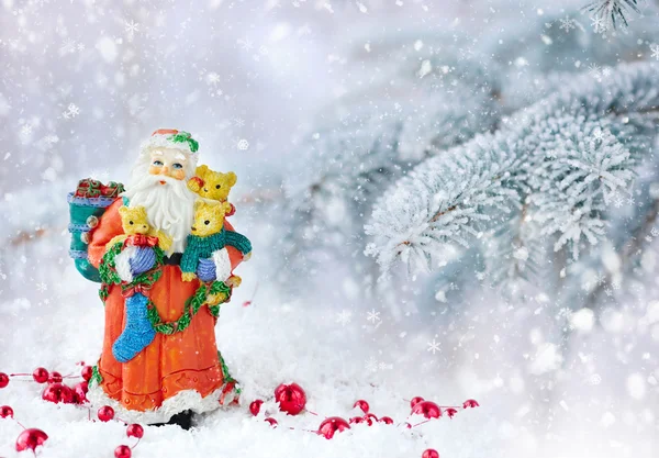 Babbo Natale su uno sfondo rami di abete innevati — Foto Stock