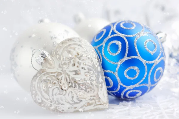 Noel gümüş ve mavi süslemeleri Festival arka plan üzerinde — Stok fotoğraf