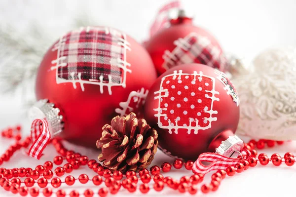 Fechar-se de bolas de Natal vermelhas no fundo festivo — Fotografia de Stock