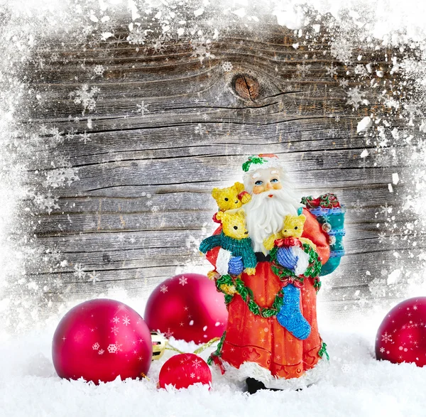 Santa Claus con decoraciones navideñas en el bosque cubierto de nieve —  Fotos de Stock