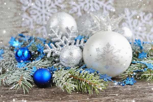 Karácsonyi kék és ezüst díszítéssel, a fenyő ágak — Stock Fotó