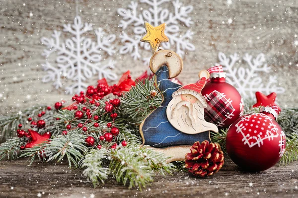 Gałęzie jodły z Santa Claus i świąteczne ozdoby na drewniane tła — Zdjęcie stockowe