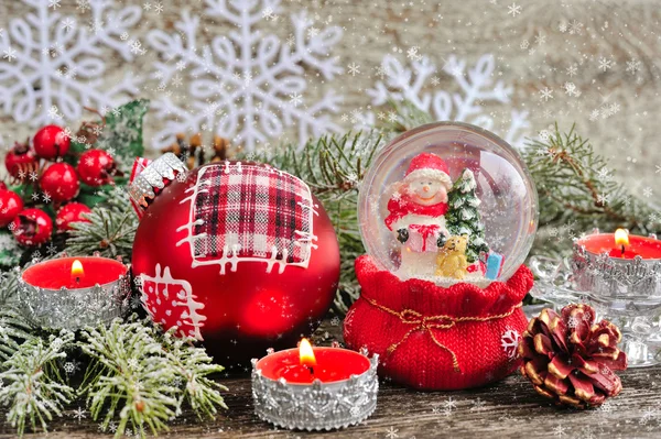 Décorations de Noël de bougies et boule à neige avec bonhommes de neige — Photo