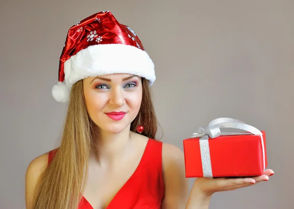 Porträt der schönen sexy Mädchen mit Weihnachtsgeschenk — Stockfoto