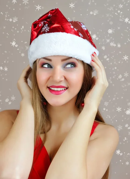 サンタ クロースの帽子を身に着けて美しいセクシーな少女の肖像画 — ストック写真