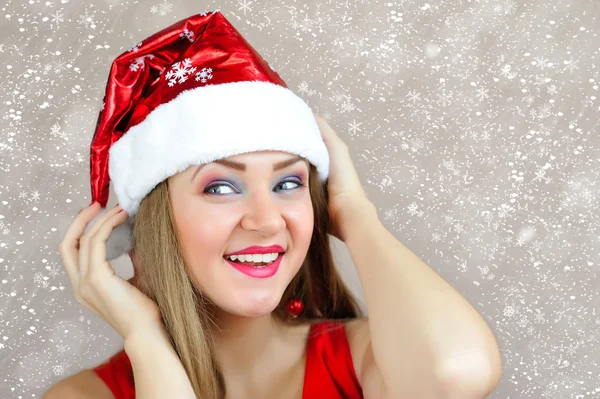 산타 클로스 모자를 입고 아름 다운 섹시 한 여자의 초상화 — 스톡 사진