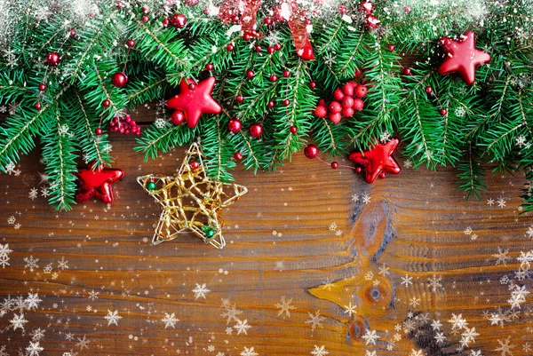 Decoraciones navideñas de bauble con las ramas de abeto sobre un fondo de madera —  Fotos de Stock