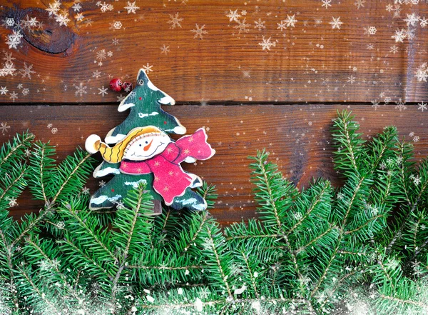 Takken van de zilverspar met sneeuwpop en Kerst decoraties op houten achtergrond — Stockfoto