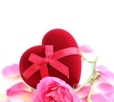 pembe Gül desenli beyaz arka plan üzerinde kalp şeklinde hediye kutusu