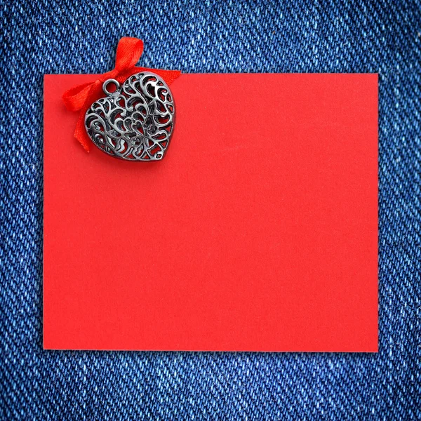 Corazones decorativos y una forma en blanco para los pantalones vaqueros de saludo fondo — Foto de Stock