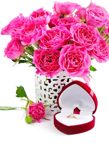 Červená Sametová box s zlatý prsten a kytice růžových růží na w — Stock fotografie
