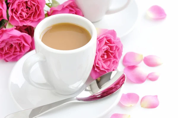 Cups of coffee and pink roses on white background — Stock Photo, Image