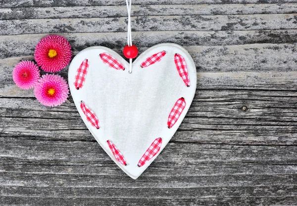 Heart with flowers on a wooden background old — Stock Photo, Image
