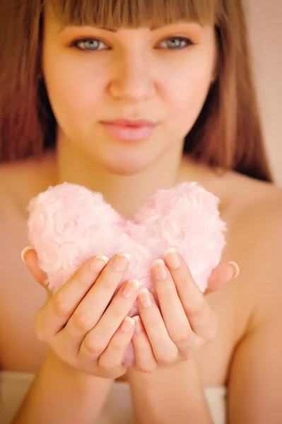 Młoda piękna kobieta z sercem futro w ręce — Zdjęcie stockowe