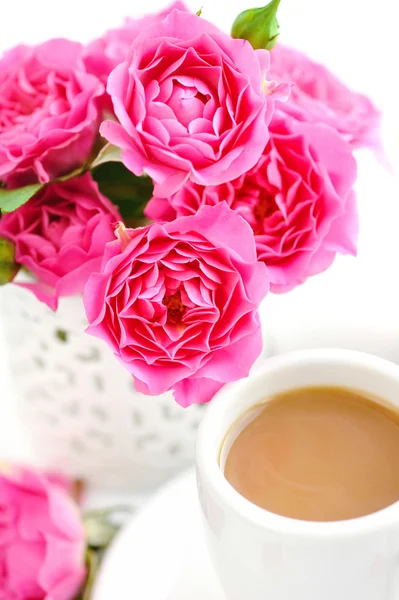 Cups of coffee and pink roses on white background — Stock Photo, Image