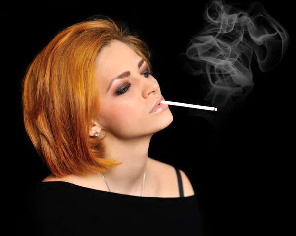 Retrato de menina ruiva bonita com cigarro — Fotografia de Stock