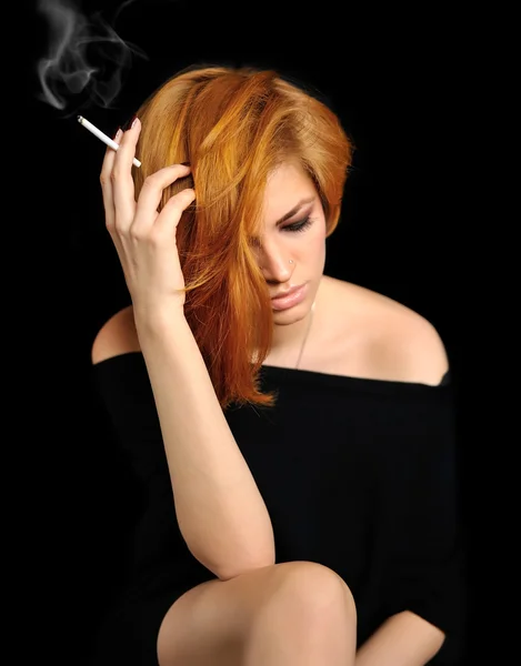 피우는 아름 다운 빨간 머리 여자의 초상화 — 스톡 사진