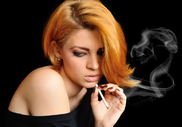 Portrét krásné zrzavá holka, která kouří — Stock fotografie