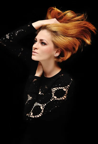 Gyönyörű fiatal nő, vörös haj, a fekete háttér — Stock Fotó