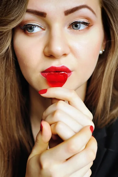 Dudaklarında şeker kırmızı kalpli güzel kız