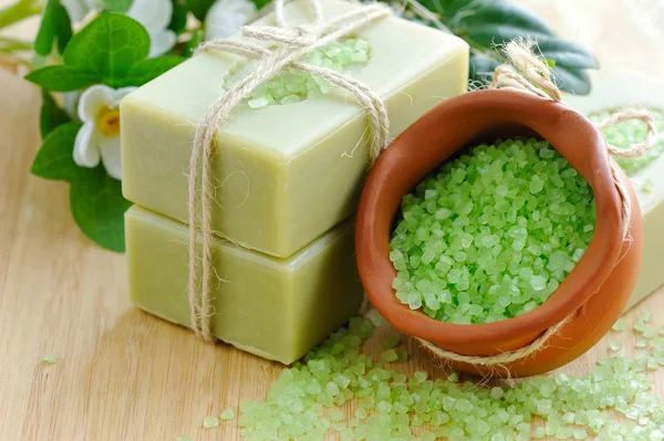 Sabão artesanal natural e sal de banho para aromaterapia — Fotografia de Stock