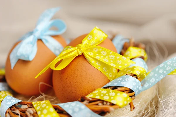 Huevos de Pascua en el nido sobre una tela de lino — Foto de Stock