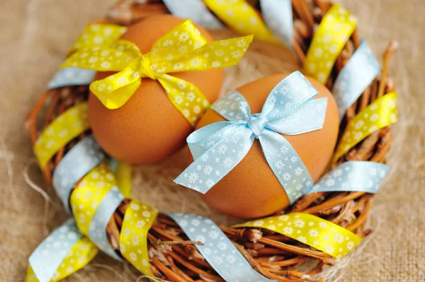 Easter eggs on wreath on background linen fabric — Stock Photo, Image