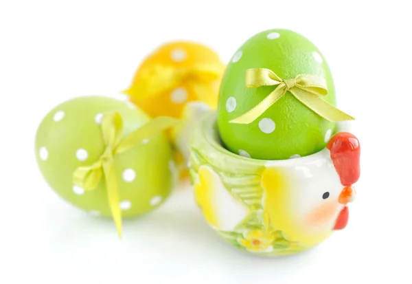 Huevos de Pascua coloridos sobre fondo blanco — Foto de Stock
