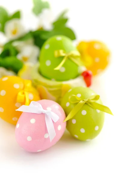 Huevos de Pascua coloridos sobre fondo blanco — Foto de Stock