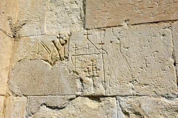 Старая стена с древними рисунками — стоковое фото