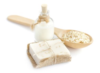 Yulaf ezmesi sabun temiz beyaz bir arka plan üzerinde doğal bir için el yapımı