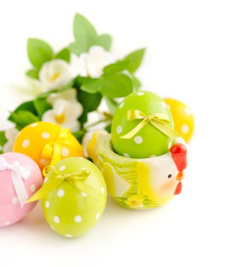Beyaz arkaplanda renkli paskalya yumurtaları