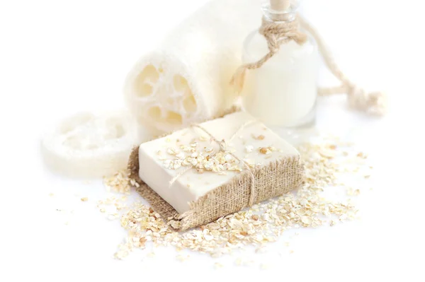 Sapone artigianale con farina d'avena e latte su fondo bianco — Foto Stock