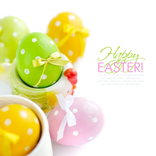 Huevos de Pascua coloridos sobre fondo blanco —  Fotos de Stock