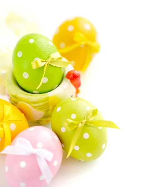 Huevos de Pascua coloridos sobre fondo blanco — Foto de Stock