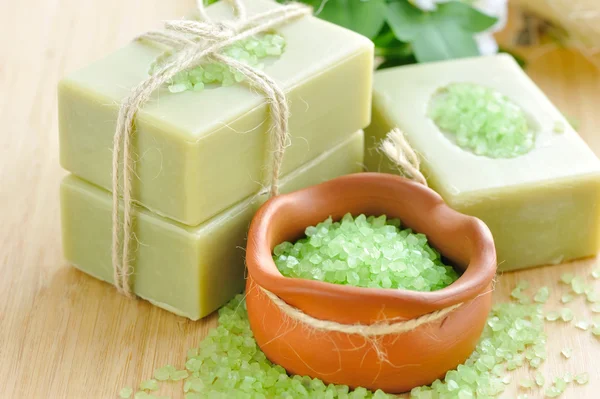 Sabão artesanal natural e sal de banho para aromaterapia — Fotografia de Stock