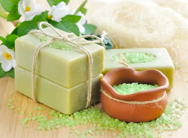 Savon naturel fait main et sel de bain pour aromathérapie — Photo