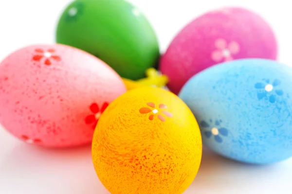 Huevos coloridos de Pascua aislados sobre fondo blanco — Foto de Stock