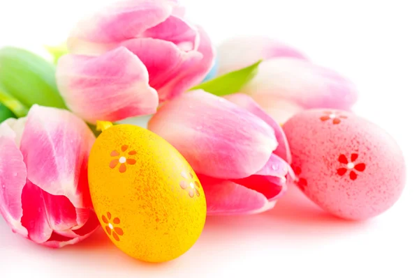 Easter eggs with pink tulip flowers on white background — Stock Photo, Image