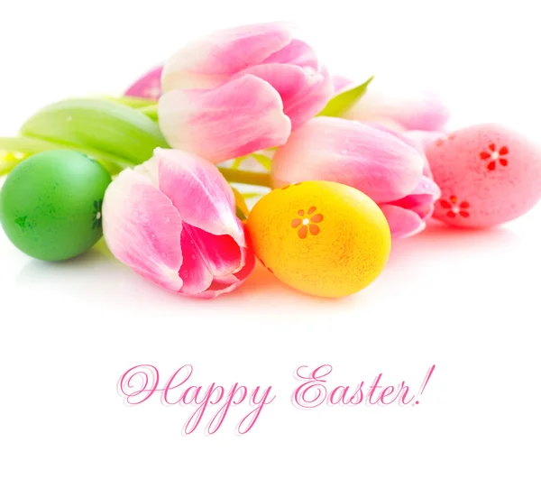 复活节彩蛋与白色背景上的粉红色郁金香花 — 图库照片