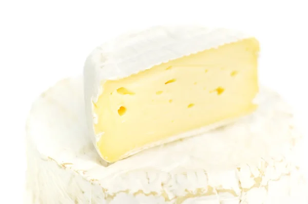 Queso camembert redondo con una pieza sobre fondo blanco — Foto de Stock