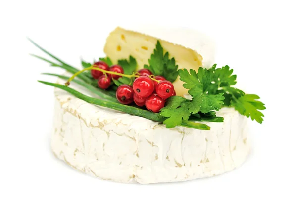 Queso Camembert con grosellas rojas y perejil sobre blanco —  Fotos de Stock
