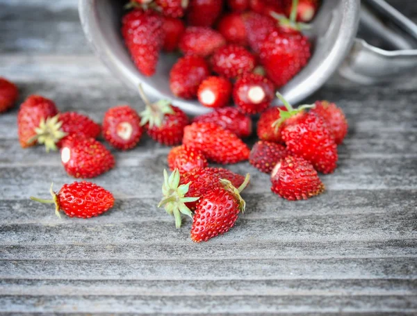 Frische Walderdbeeren auf einem alten Holztisch — Stockfoto