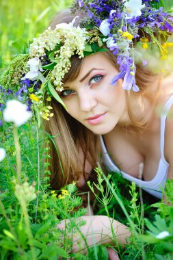 Çiçekli güzel bir kadın.