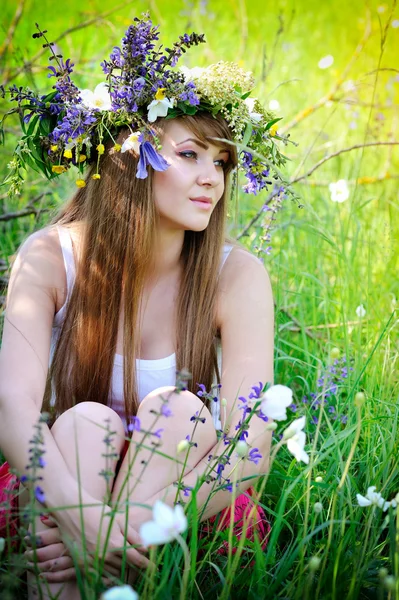 Gyönyörű nő virágkoszorúval — Stock Fotó
