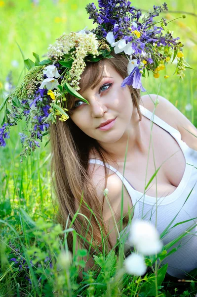 Mooie vrouw met bloemkrans — Stockfoto